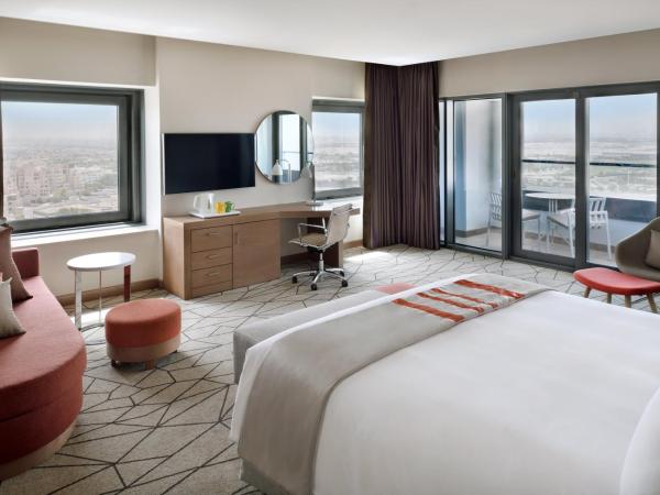 Holiday Inn & Suites - Dubai Festival City Mall, an IHG Hotel : photo 2 de la chambre hébergement premium avec 1 lit king-size et cuisine - vue sur ville