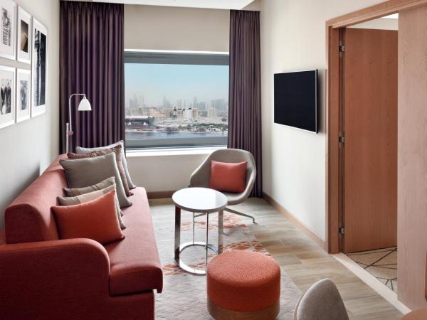 Holiday Inn & Suites - Dubai Festival City Mall, an IHG Hotel : photo 5 de la chambre 1 king one-bedroom apartment creek view