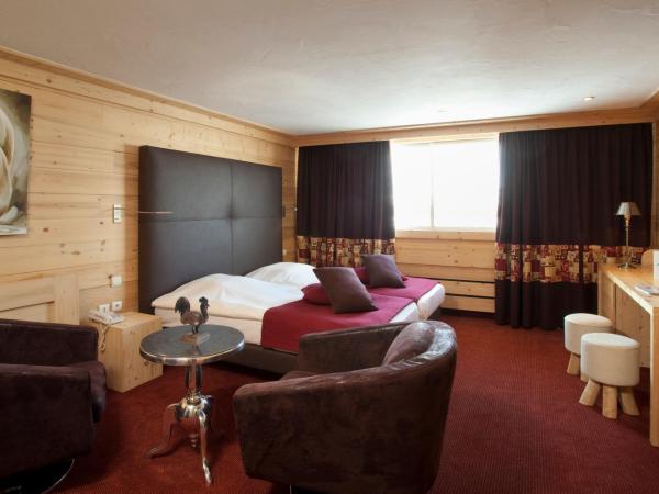Hotel Les Mélèzes : photo 3 de la chambre chambre quadruple supérieure avec baignoire

