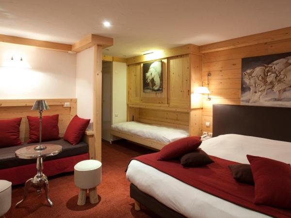 Hotel Les Mélèzes : photo 2 de la chambre chambre quadruple supérieure avec baignoire

