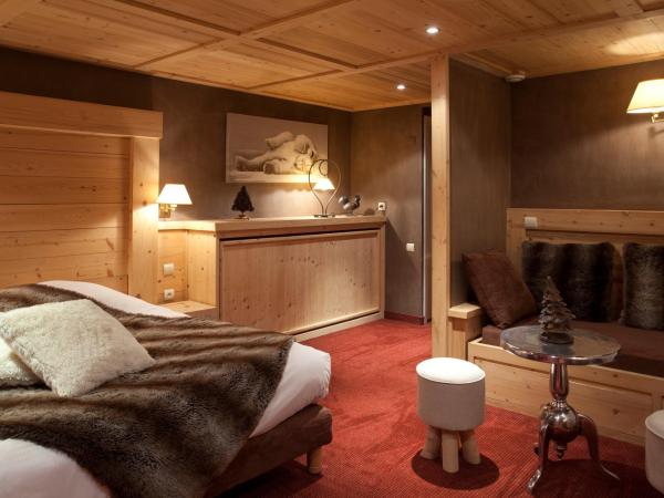 Hotel Les Mélèzes : photo 1 de la chambre chambre quadruple supérieure avec baignoire

