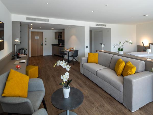 Hotel Lago Maggiore - Welcome! : photo 6 de la chambre suite junior avec vue sur lac - accessible aux personnes à mobilité réduite