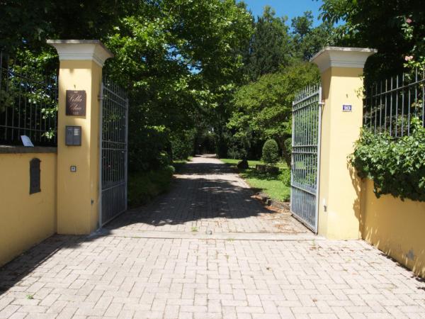 Villa Ghia : photo 8 de la chambre chambre lit king-size - vue sur jardin