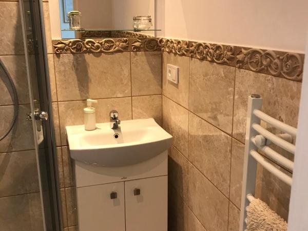 Kathia Pokoje Gościnne : photo 6 de la chambre chambre lits jumeaux avec salle de bains