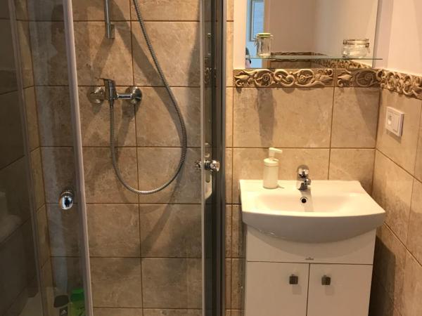 Kathia Pokoje Gościnne : photo 8 de la chambre chambre lits jumeaux avec salle de bains