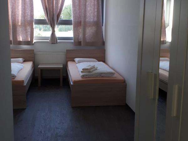 Jugendherberge Innsbruck - Youth Hostel : photo 7 de la chambre chambre lits jumeaux avec salle de bains privative