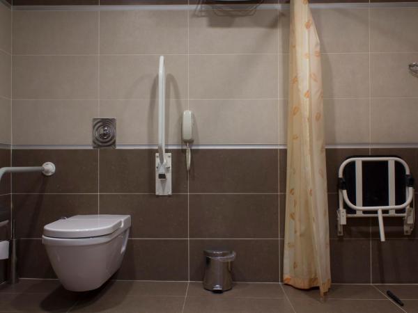 Bilkent Hotel and Conference Center : photo 1 de la chambre chambre lits jumeaux pour personnes à mobilité réduite