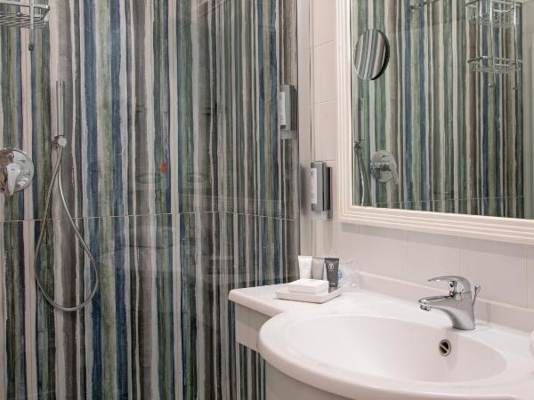 Hotel Aurora : photo 2 de la chambre chambre double ou lits jumeaux avec lit d'appoint