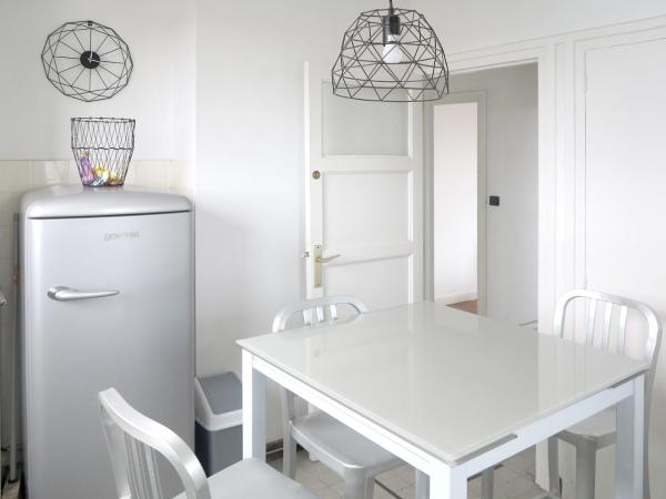 Les Abeilles : photo 10 de la chambre appartement - vue sur mer