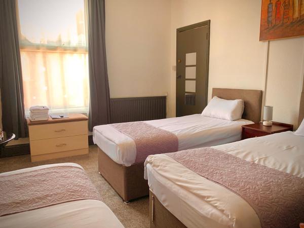 Manchester Stay Hotel - Free Parking : photo 6 de la chambre chambre triple avec salle de bains privative