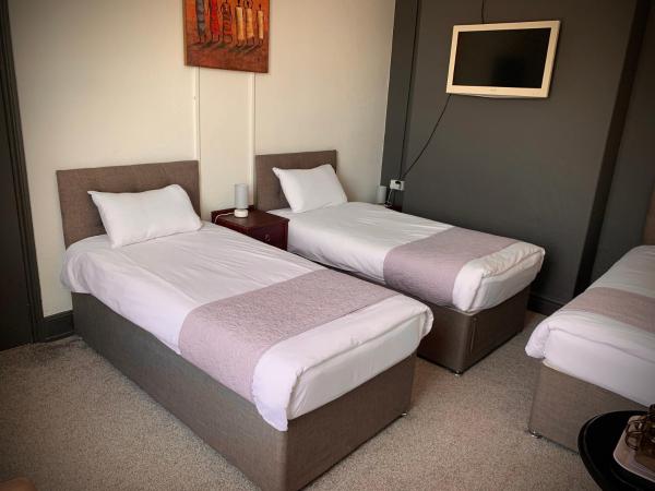 Manchester Stay Hotel - Free Parking : photo 3 de la chambre chambre triple avec salle de bains privative