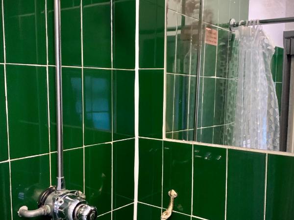 Manchester Stay Hotel - Free Parking : photo 9 de la chambre chambre double avec salle de bains privative