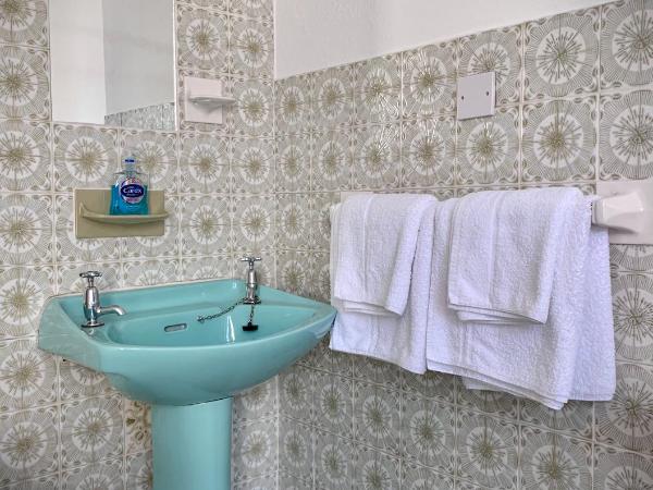 Manchester Stay Hotel - Free Parking : photo 6 de la chambre chambre lits jumeaux avec salle de bains externe