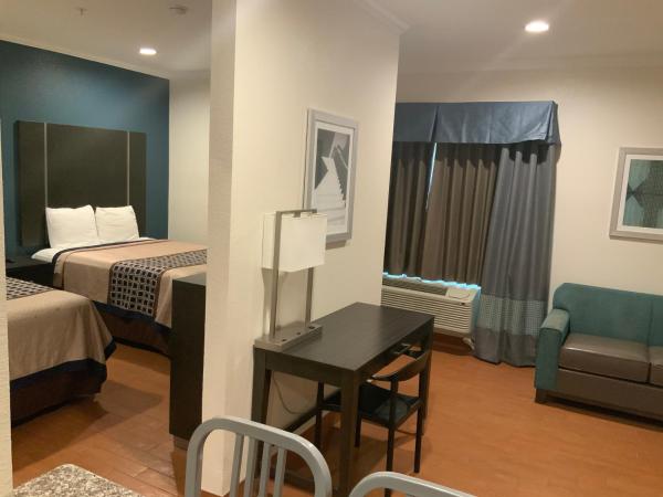 Regency Inn & Suites- NW Houston : photo 4 de la chambre deluxe queen studio with two queen beds and sofa - non-smoking