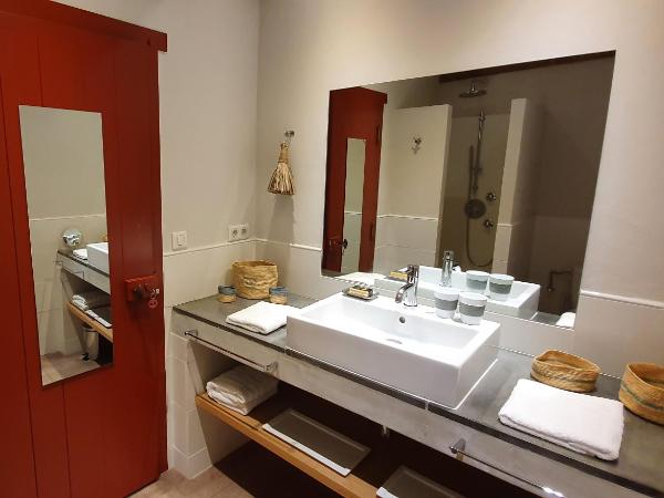 La ferme d'Ika : photo 3 de la chambre chambre double avec salle de bains privative