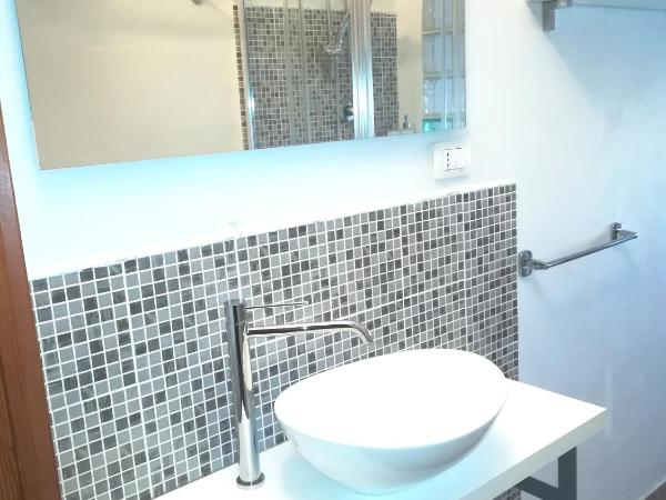 Passi Alterni Apartments : photo 10 de la chambre chambre double avec salle de bains privative séparée