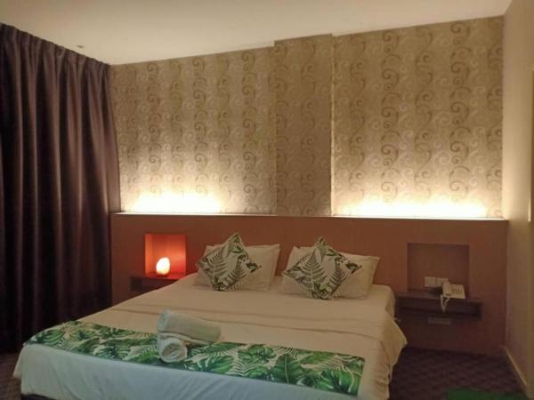 Grandeur Hotel And Spa : photo 6 de la chambre chambre lit king-size avec baignoire spa