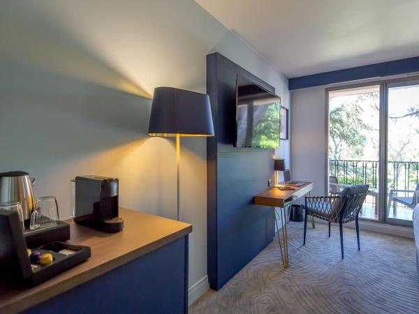 Mercure Marseille Centre Bompard La Corniche : photo 6 de la chambre chambre double privilège avec terrasse - vue sur jardin
