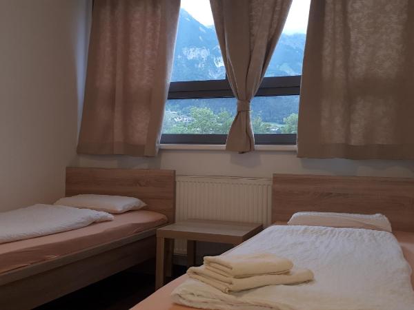 Jugendherberge Innsbruck - Youth Hostel : photo 6 de la chambre chambre lits jumeaux avec salle de bains privative