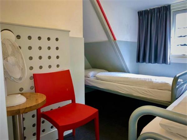 The White Tulip Hostel : photo 4 de la chambre chambre standard avec lits jumeaux superposés et salle de bains commune

