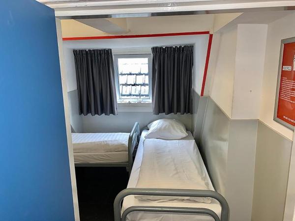 The White Tulip Hostel : photo 5 de la chambre chambre standard avec lits jumeaux superposés et salle de bains commune


