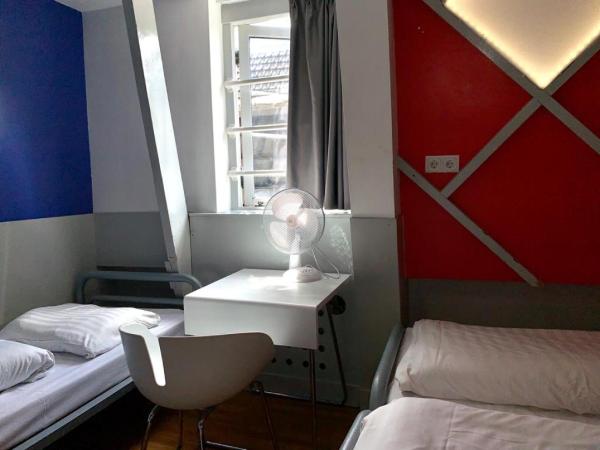 The White Tulip Hostel : photo 1 de la chambre chambre triple avec salle de bains commune