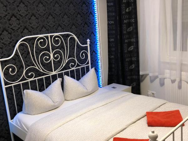 Hostel Nuremberg : photo 2 de la chambre chambre double avec douche et toilettes communes