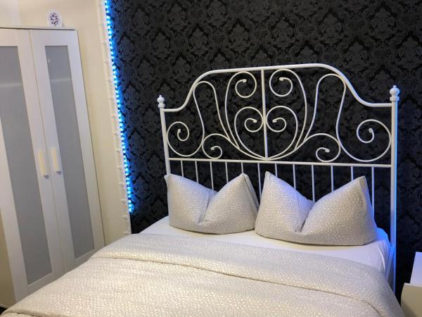 Hostel Nuremberg : photo 4 de la chambre chambre double avec douche et toilettes communes