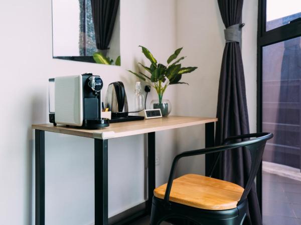 B Lot Hotel : photo 4 de la chambre chambre double avec balcon