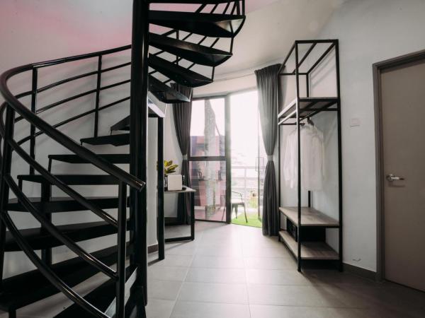 B Lot Hotel : photo 6 de la chambre chambre double avec balcon