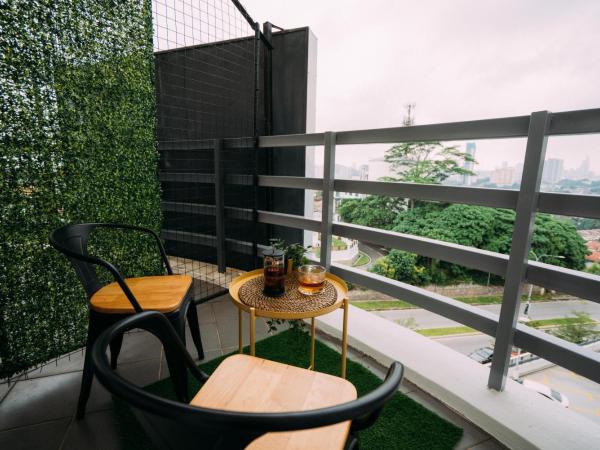 B Lot Hotel : photo 10 de la chambre chambre double avec balcon