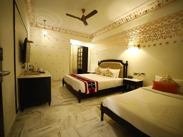 Laxmi Palace Heritage Boutique Hotel : photo 2 de la chambre royal room king size bed free pick up on arrival only from train or bus (8am-8pm)