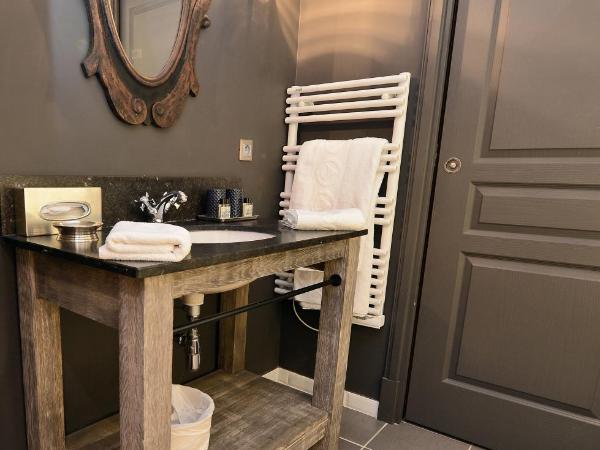 Maison de Famille Les 5 Frères : photo 3 de la chambre chambre double ou lits jumeaux avec douche ou baignoire - sud