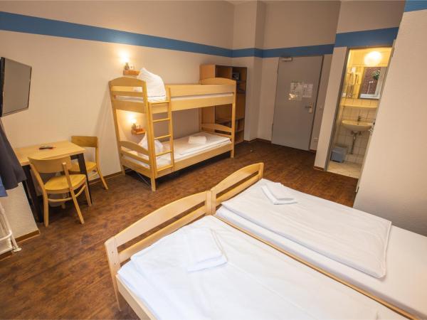 acama Hotel & Hostel Kreuzberg : photo 2 de la chambre chambre quadruple