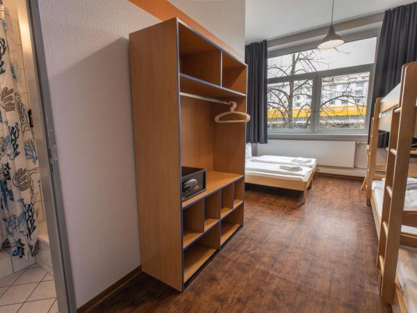 acama Hotel & Hostel Kreuzberg : photo 10 de la chambre chambre 6 lits 