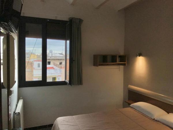 Hostal Radio Barcelona : photo 7 de la chambre chambre double climatisée avec salle de bains privative