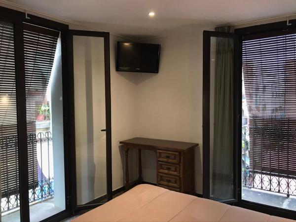 Hostal Radio Barcelona : photo 9 de la chambre chambre double climatisée avec salle de bains privative