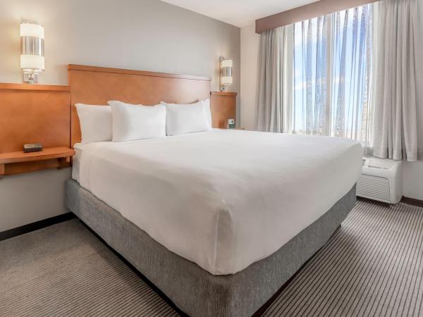 Hyatt Place Salt Lake City Airport : photo 8 de la chambre chambre lit king-size avec canapé-lit