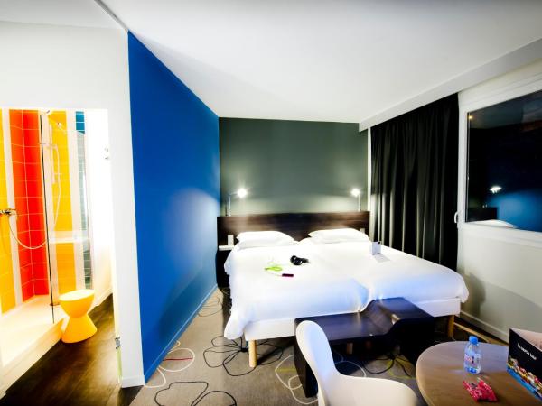 ibis Styles Brest Centre Port : photo 1 de la chambre chambre familiale avec 2 lits simples et canapé