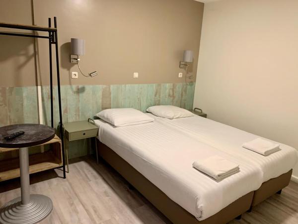 Hotel Damrak Inn : photo 2 de la chambre chambre lits jumeaux avec salle de bains privative