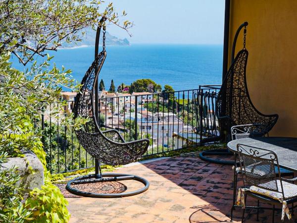 Residence Terra Rossa Taormina : photo 3 de la chambre appartement 2 chambres avec terrasse et vue sur la mer (4 adultes)