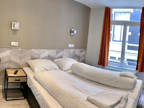 Hotel Damrak Inn : photo 1 de la chambre chambre lits jumeaux avec salle de bains privative