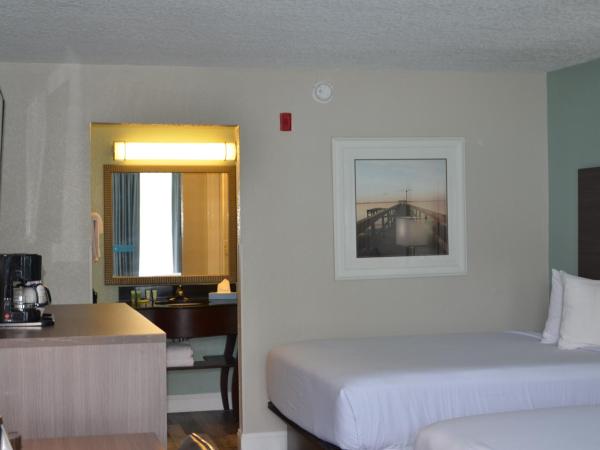 Opal Hotel & Suites : photo 3 de la chambre hébergement lit queen-size rénové - vue sur piscine