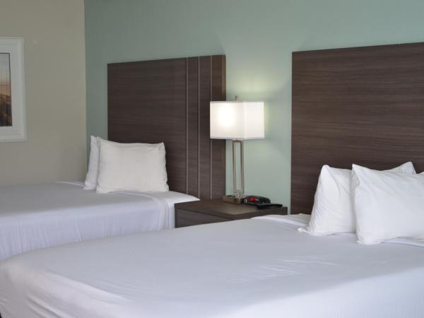 Opal Hotel & Suites : photo 2 de la chambre hébergement lit queen-size rénové - vue sur piscine