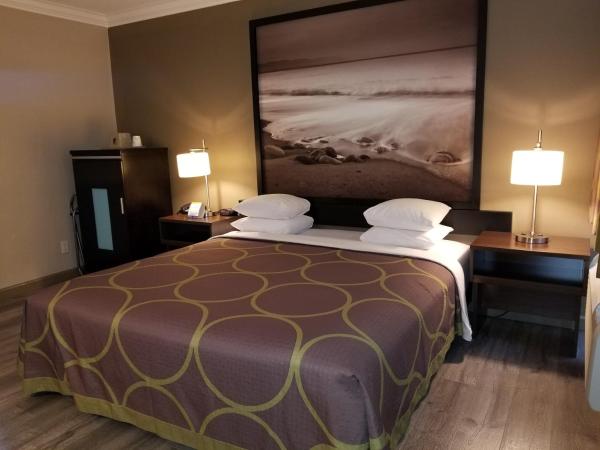 Super 8 by Wyndham Los Angeles-Culver City Area : photo 1 de la chambre chambre lit king-size - accessible aux personnes à mobilité réduite - non-fumeurs 