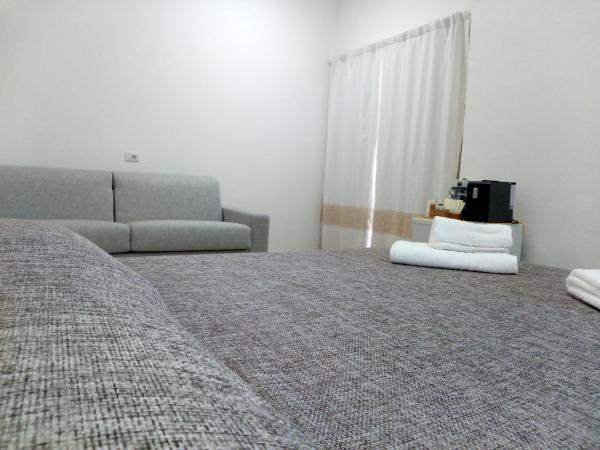Flamingo Guest House- Rooms : photo 4 de la chambre chambre familiale avec salle de bains privative