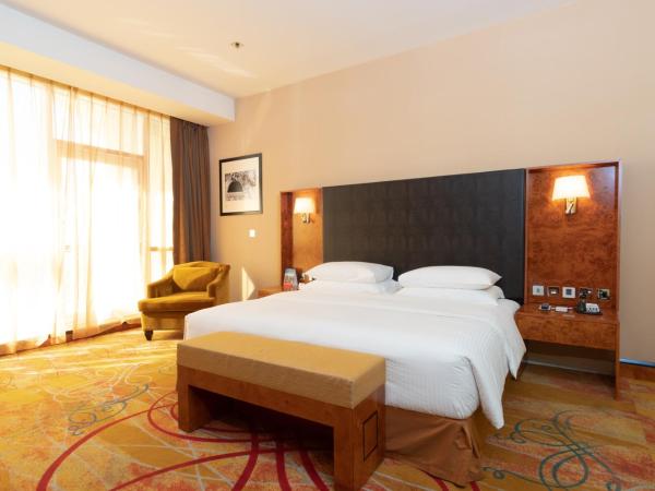 Millennium Airport Hotel Dubai : photo 2 de la chambre family suite, complimentary shuttle to dxb airport terminal 1 & 3
