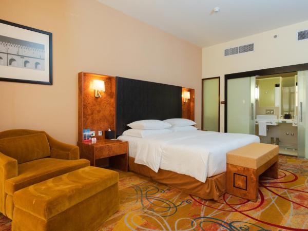 Millennium Airport Hotel Dubai : photo 2 de la chambre executive deluxe suite, complimentary shuttle to dxb airport terminal 1 & 3