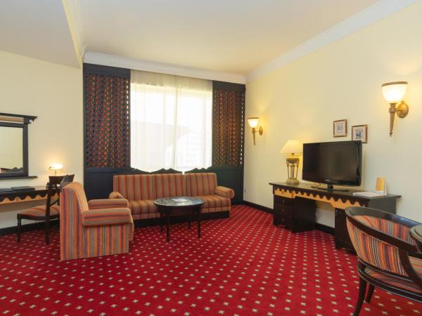 Millennium Airport Hotel Dubai : photo 3 de la chambre grand room, complimentary shuttle to dxb airport terminal 1 & 3