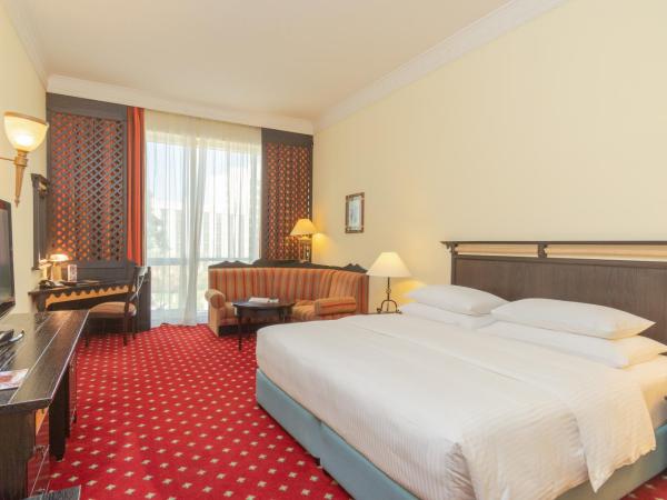 Millennium Airport Hotel Dubai : photo 2 de la chambre deluxe king room, complimentary shuttle to dxb airport terminal 1 & 3